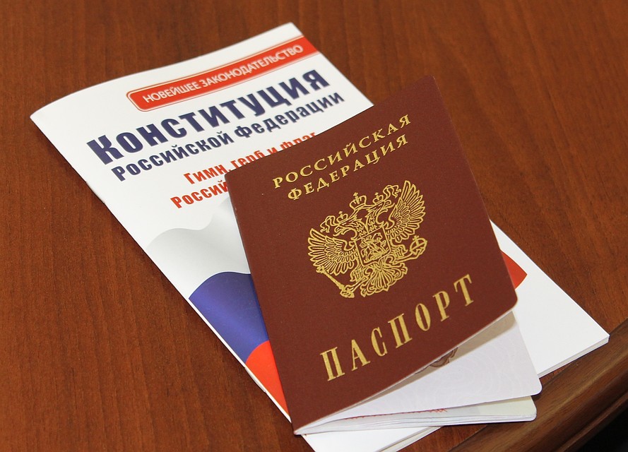 Вместе с паспортом на память о знаменательном событии школьники получили подарки. Фото: управление информации администрации Твери