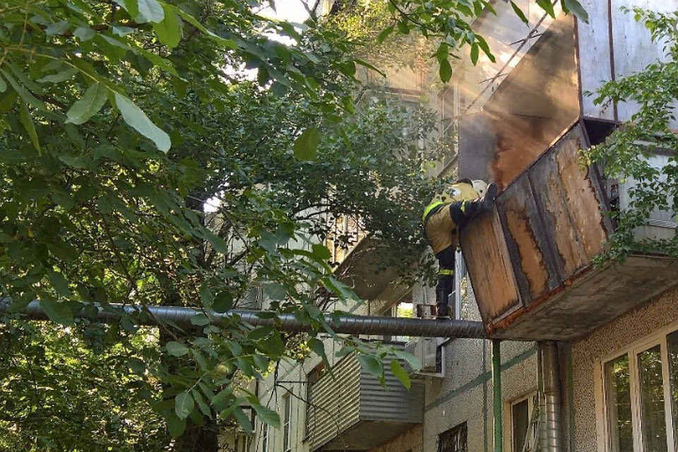 Пожарным пришлось забираться к квартиру через балкон, разбив стекла в окнах. Но детей они спасли. Фото: ВК, паблик "Ростов-на-Дону Главный".