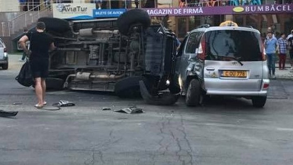 В Кишиневе, на Ботанике, два автомобиля столкнулись.