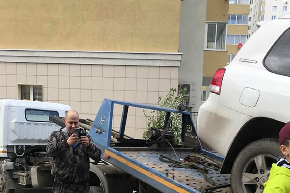 В Екатеринбурге автоинспекторы чуть не увезли машину с ребенком внутри на штрафстоянку. Фото: Iren Timans/ Facebook