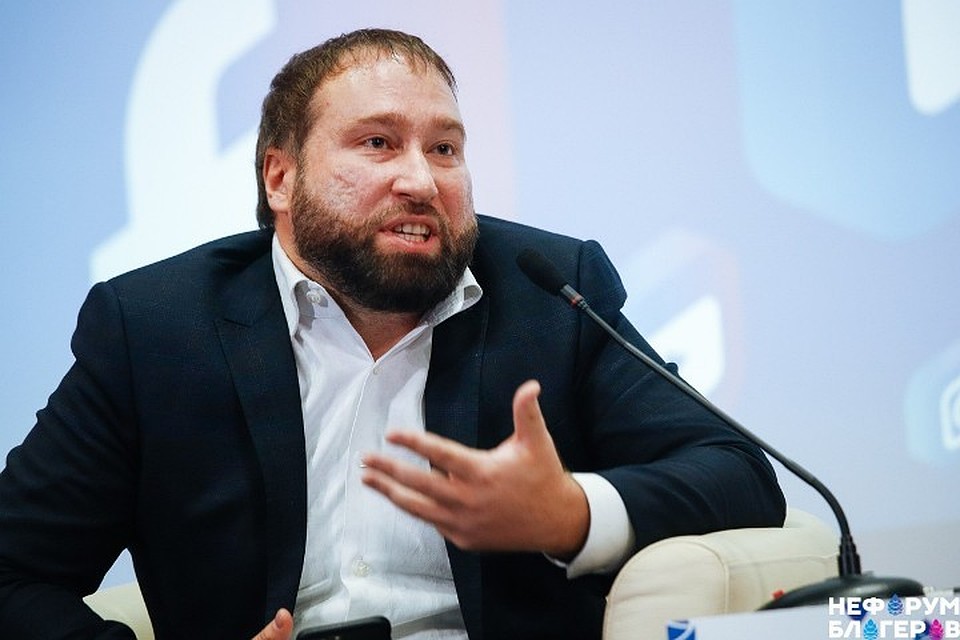 Депутат отметил, что о блокировке можно говорить в контексте отдельного сайта или страницы в соцсети, но не в отношении многомиллионной платформы