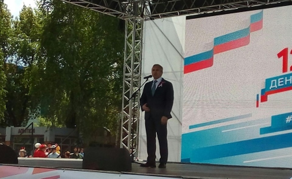 Александр Моор поздравил тюменцев с Днём России