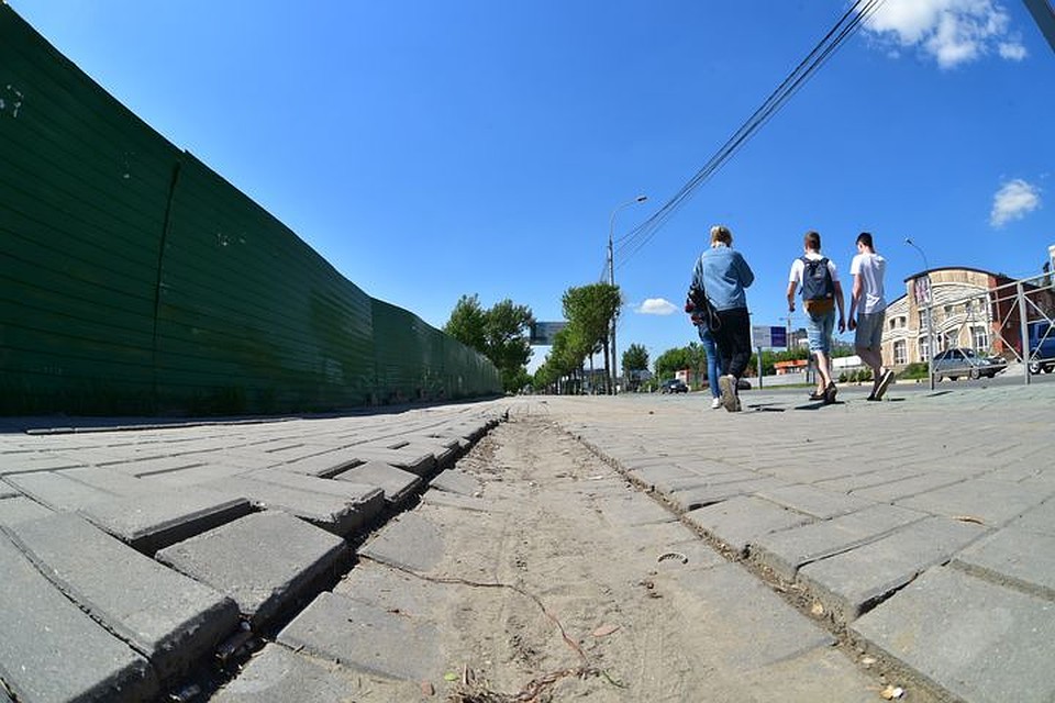 На Большевистской тротуар пошел "волной".