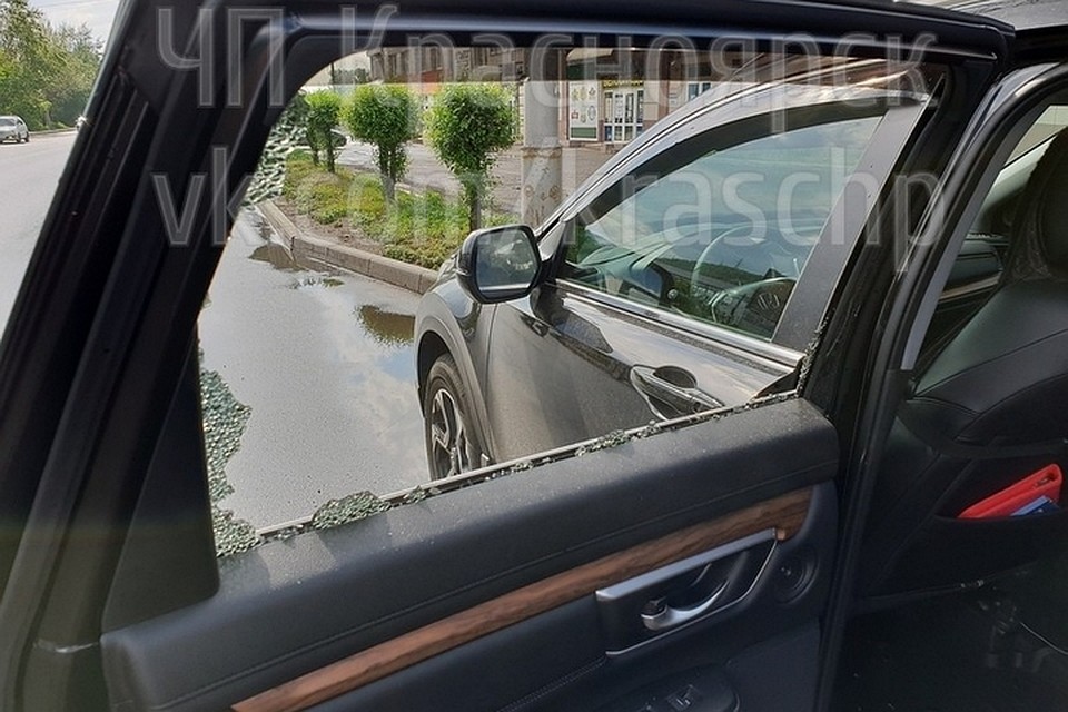 В Красноярске днем неизвестные обстреляли автомобиль. Фото: "ЧП-Красноярск"