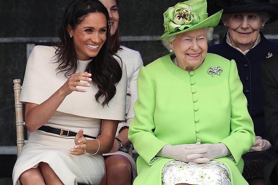 Королева Елизавета II и Меган Маркл на открытии нового моста в Чешире Фото: twitter.com/KensingtonRoyal/