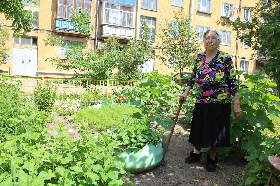 Глафира Александровна взяла на себя заботу о благоустройстве двора