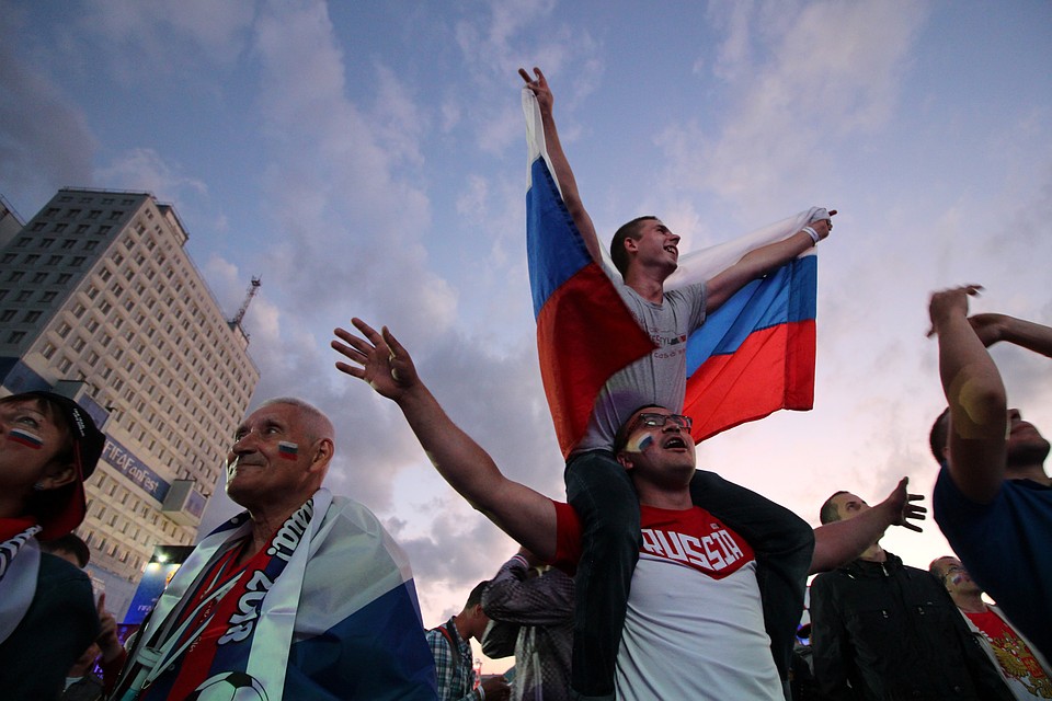 Калининградцы и гости города болеют за сборную России.