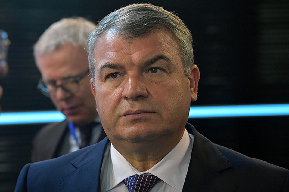 Анатолий Сердюков, который освещает своим присутствием советы директоров едва ли не десятка концернов и компаний, несмотря на растущую нагрузку, испытал резкое снижение поступлений в свой кошелек