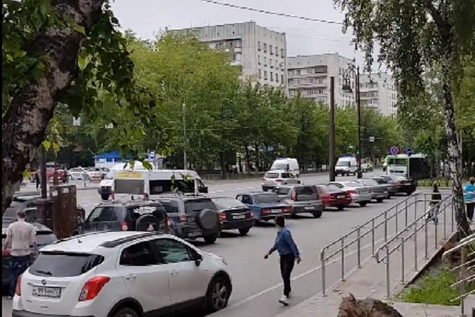 Колонна карет скорой помощи с сиренами напугала жителей Тюмени. Фото Натальи Мищук vk.com