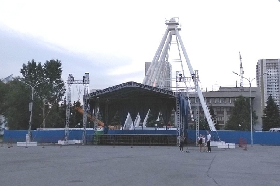 В Новокузнецке установили сцену для концертов на 400-летие города