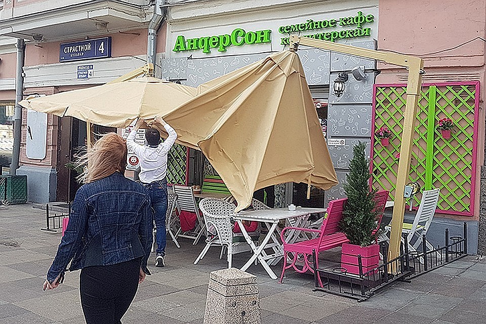 В Москве продлён "жёлтый" уровень погодной опасности из-за сильного ветра и грозы