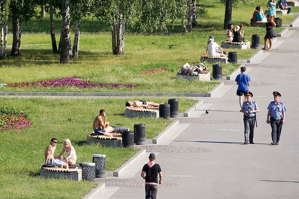 Загорать во время жары опасно.