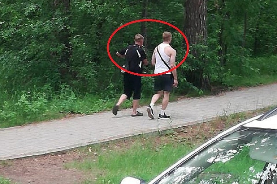 На видео попали двое. Следователям теперь нужна помощь новосибирцев, чтобы опознать этих людей со спины.