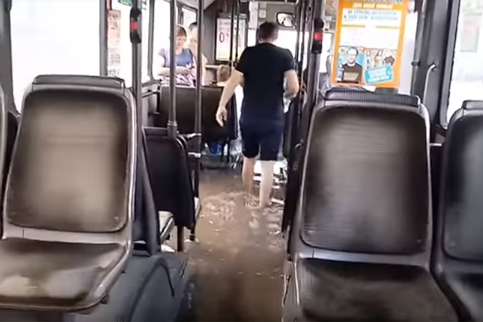 Автобус «утонул» в Барнауле во время сильного ливня
