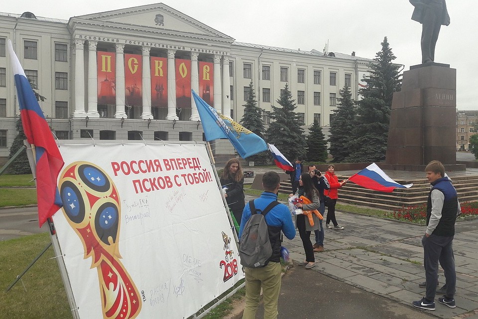 Одним из первых, кто оставил пожелание, стал глава госкомитета Псковской области по физической культуре и спорту Иван Штылин (справа).
