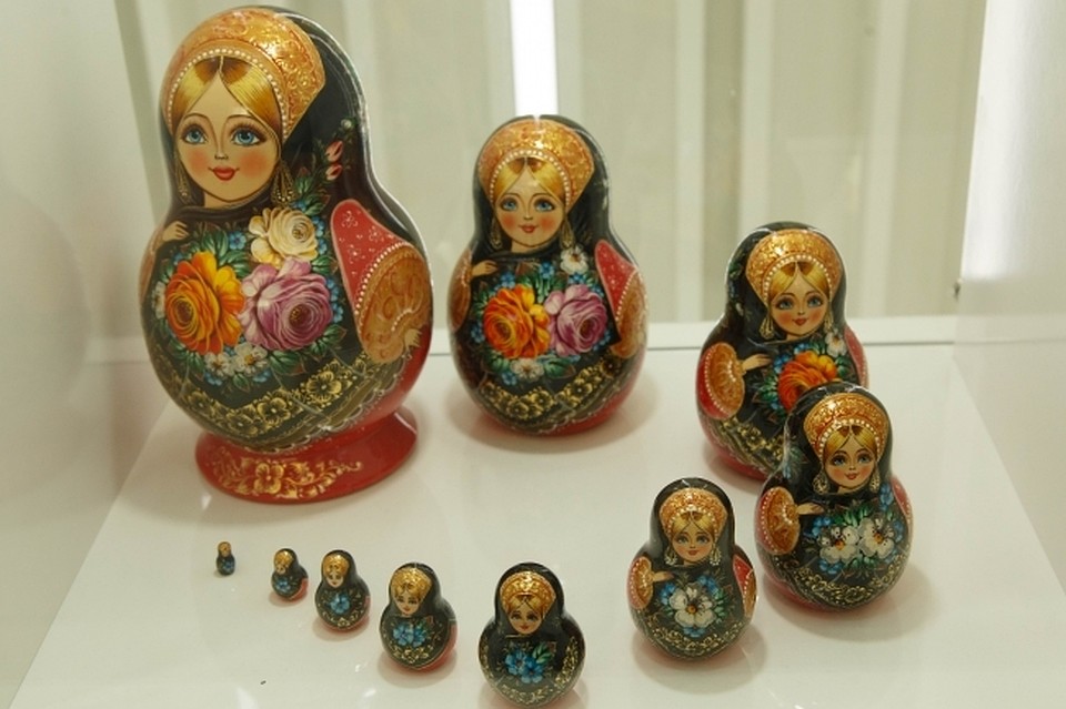 Всех матрешек в музее можно потрогать и разобрать — собрать.