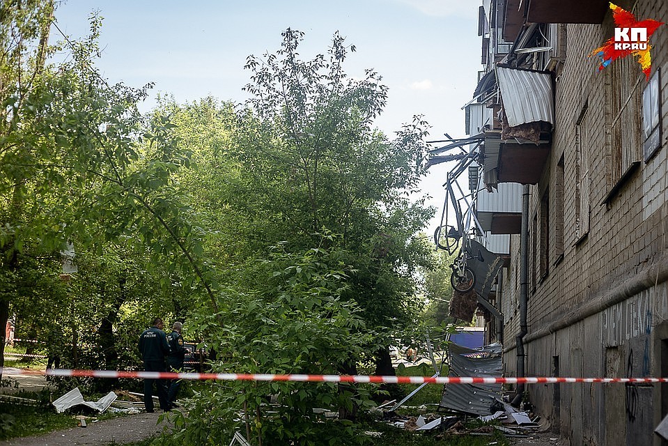 От взрыва балкон разнесло в клочья.