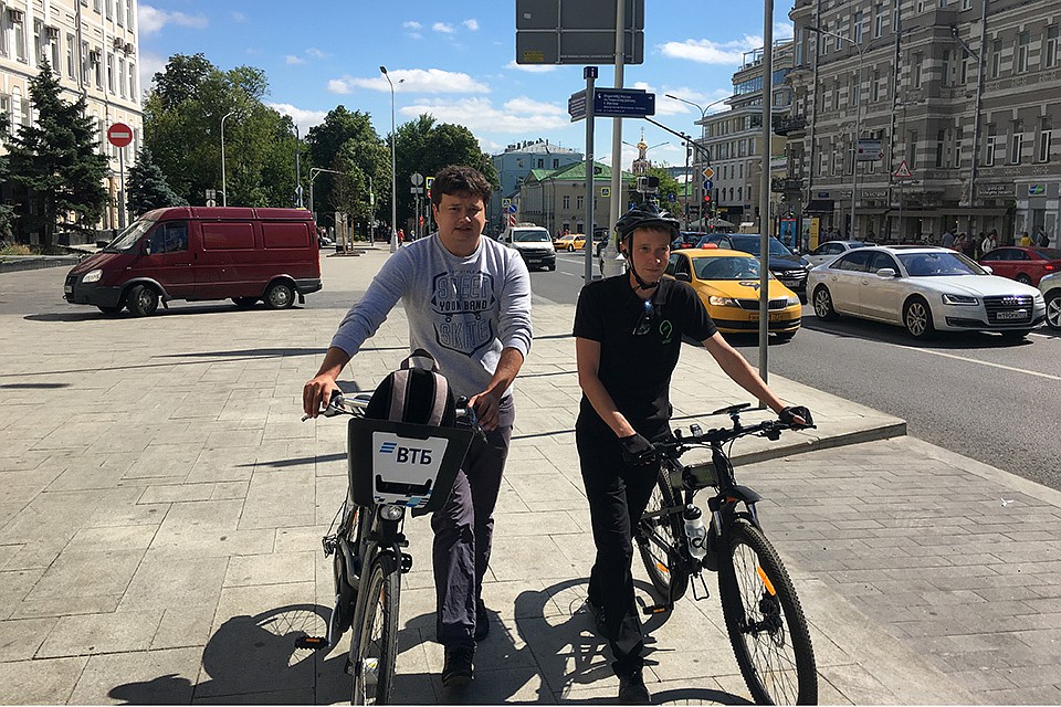 Сотрудников велопатруля уже окрестили Чипом и Дейлом. В этот раз в роли бесстрашных спасателей - наш корреспондент Павел Клоков (слева) и инспектор Максим Кожевников. Фото: Личный архив Павла Клокова
