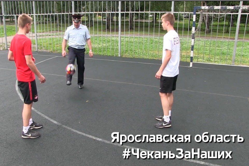 Многодетный отец с двумя сыновьями показали, что могут чеканить за наших