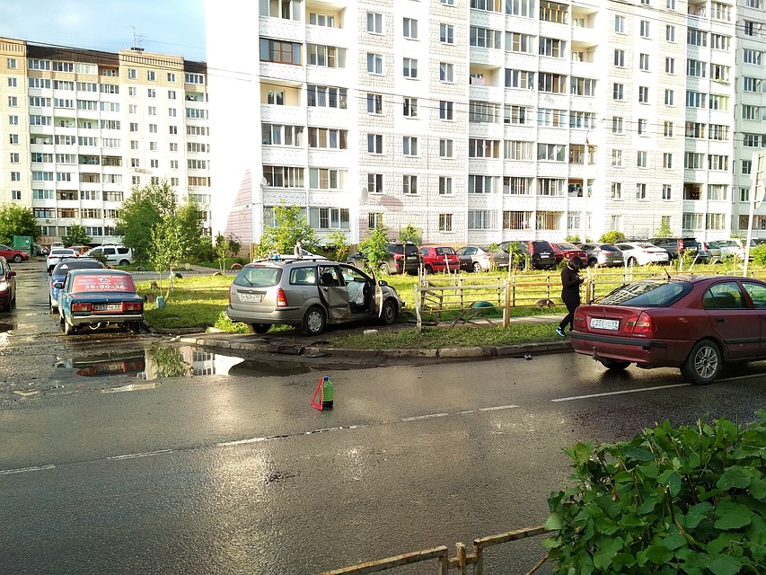 Место аварии. Фото: группа в соцсети "Подслушано у водителей. Тверь" (К. Бережнев)