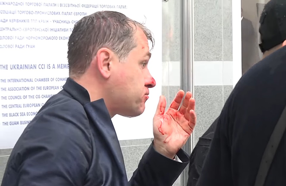 Радикалы ворвались в здание Торгово-Промышленной палаты в Киеве, где политическая партия «Разумная сила» намеревалась провести рабочую встречу по подготовке к грядущему съезду. Фото: кадр с видео YouTube
