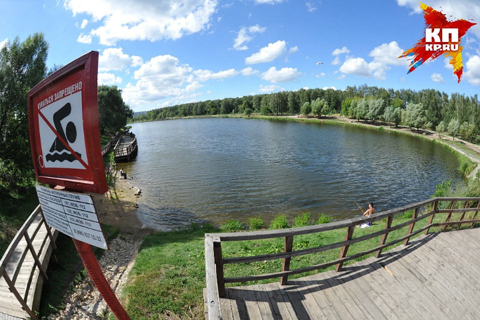 Ребенок упал в яму на дне реки.