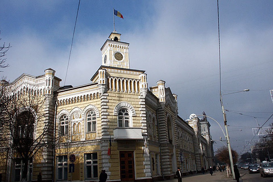 Возле мэрии сегодня утром было заблокировано движение.