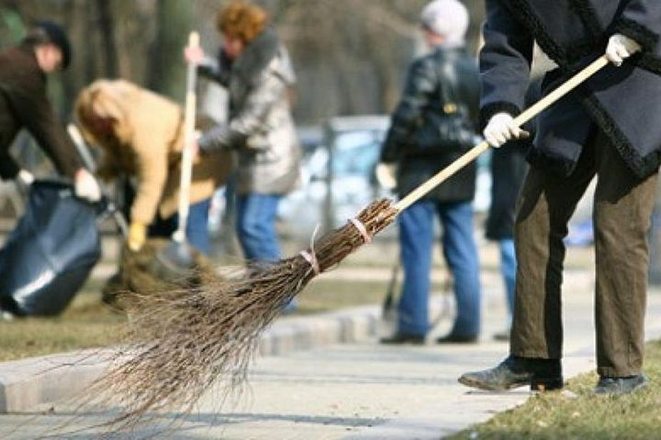 Мужчина теперь будет убираться на улицах