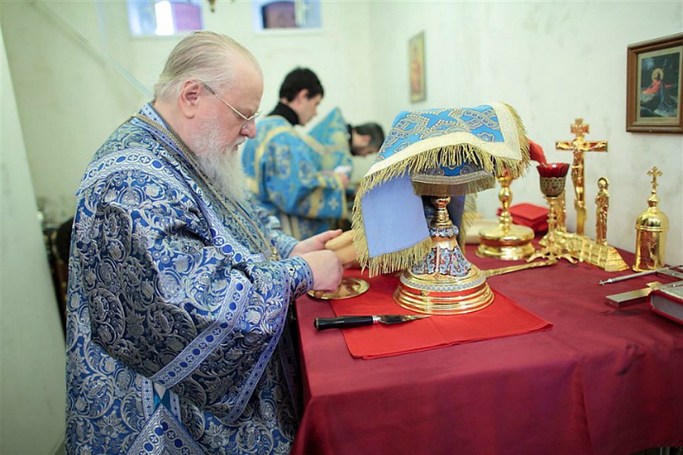 Отец Николай увел за собой в храм мужчину, пытавшегося покончить с собой. Фото: http://arhmihaila.cerkov.ru