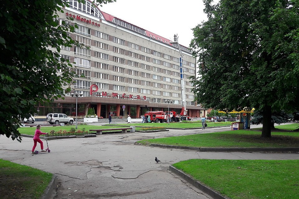 В Пскове прошли тактические учения пожарных у здания гостиницы. Фото: Анастасия Александрова.