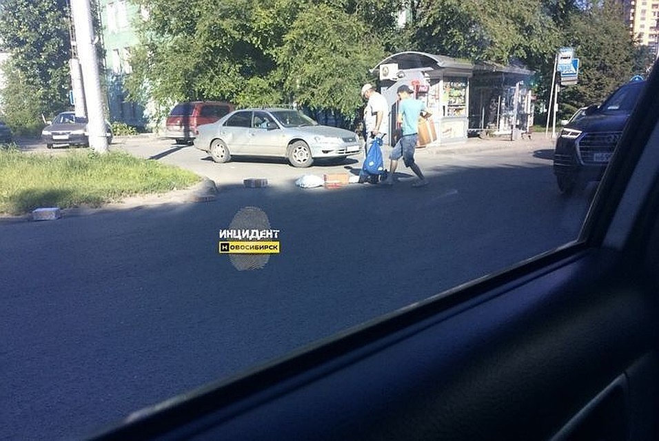 В Новосибирске посылки оказались на дороге из-за неисправных дверей грузовика. Фото: vk.com/incident_nsk