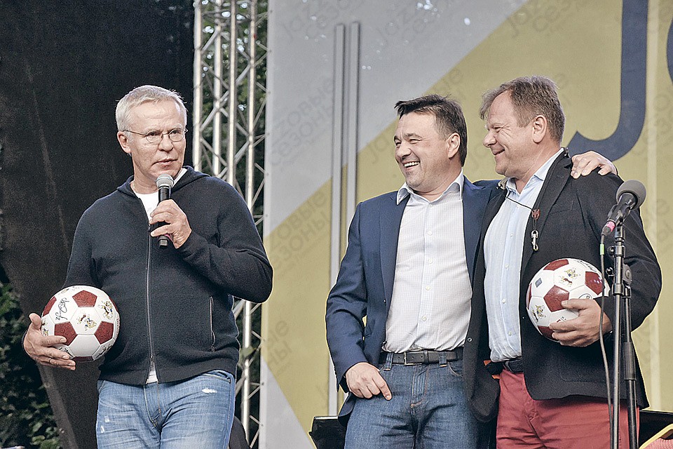 Вячеслав Фетисов, Андрей Воробьёв и Игорь Бутман подписали футбольные мячи и подарили их зрителям фестиваля. Фото: Денис ТРУДНИКОВ