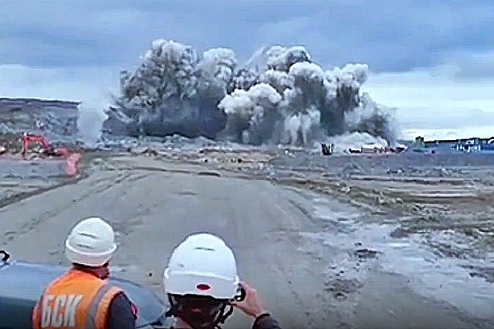 В Мурманской области подорвали скалу. Камни в сотню тонн разлетелись, словно орехи, под воздействием эмульсионной взрывчатой смеси. Фото: Новатэк (vk.com/club150173956)