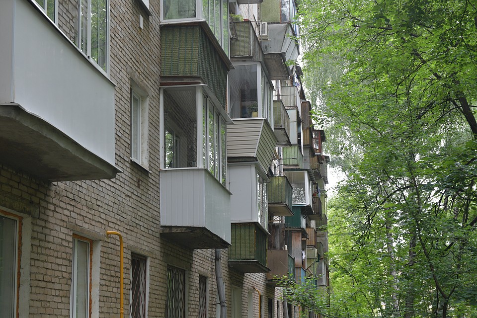 Вот по таким балконам пришлось забираться полицейскому
