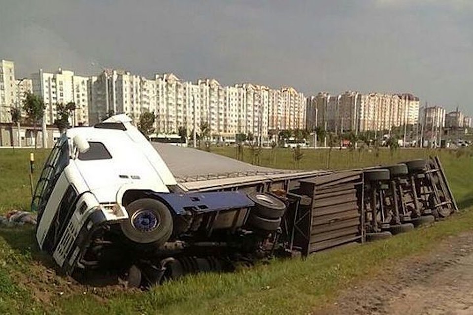 Фото ГАИ ГУВД Мингорисполкома с сайта belta.by В Минске умер водитель фуры, которая съехала в кювет