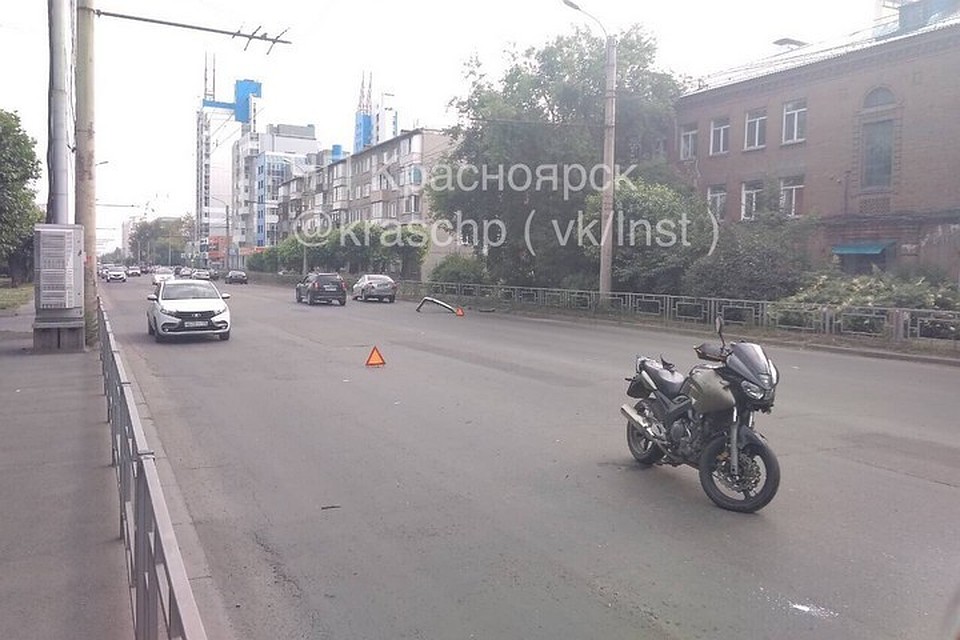 ДТП с пострадавшими: в Красноярске водитель иномарки не уступил дорогу мотоциклисту. Фото: "ЧП-Красноярск"