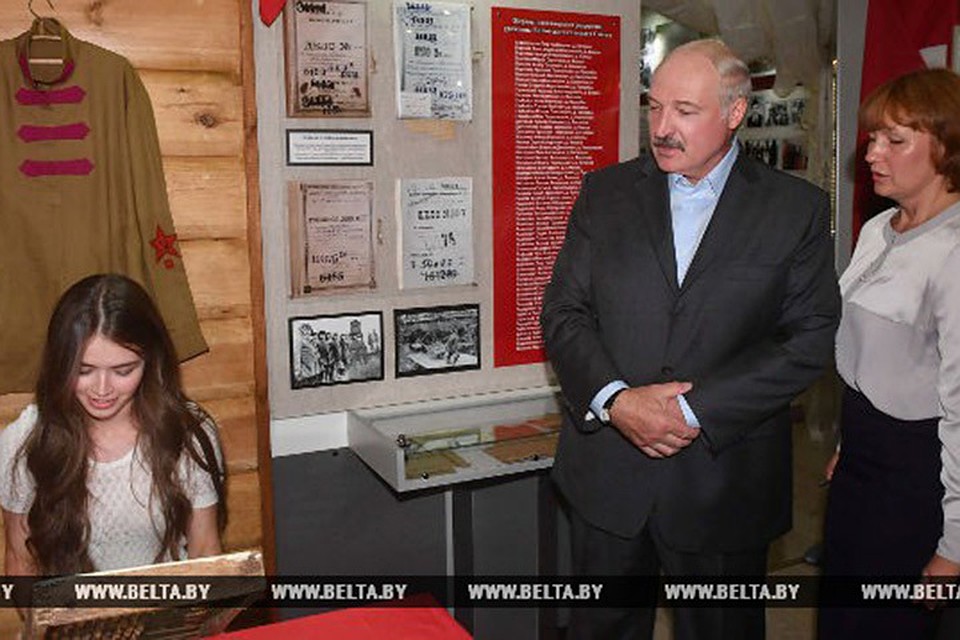 Александр Лукашенко и Мария Василевич посетили музей колхоза "Родина". Фото: belta.by