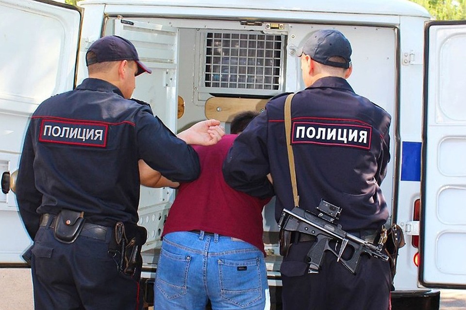 Двоих налетников, ограбивших магазин с игрушечным пистолетом, осудили в Ангарске