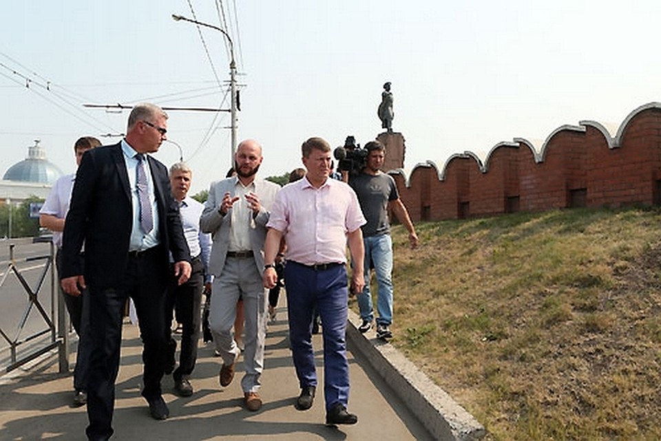 В Красноярске снесут «кремлевскую стену» у памятника Дубенскому. Фото: пресс-служба администрации Красноярска