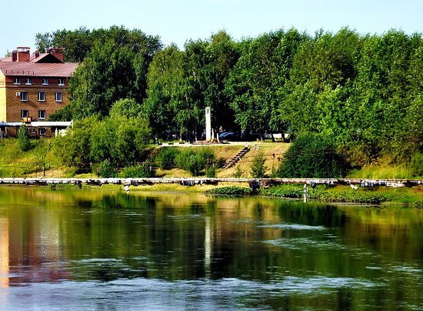 Вид на берег с памятником с севера