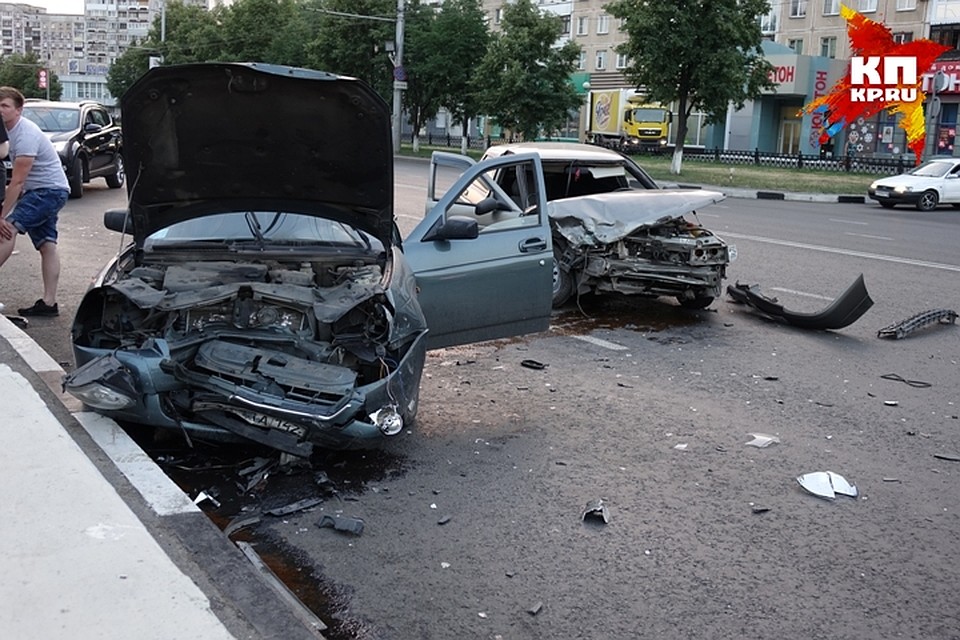 В Новокузнецке лоб в лоб столкнулись два ВАЗа