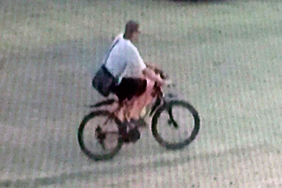 Худощавый мужчина со светло-русыми волосами передвигается на велосипеде.