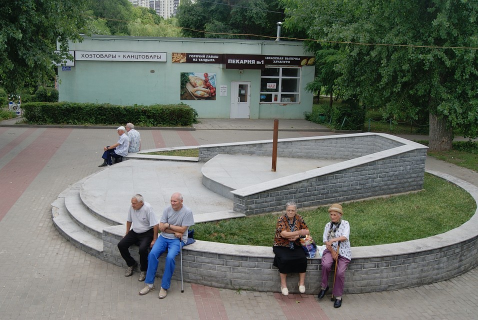 В сквере явно не хватает скамеек.
