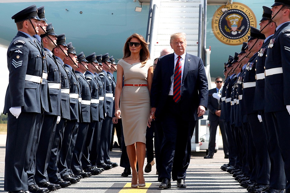 Только прибывшие в Лондон Дональд и Мелания Трамп.