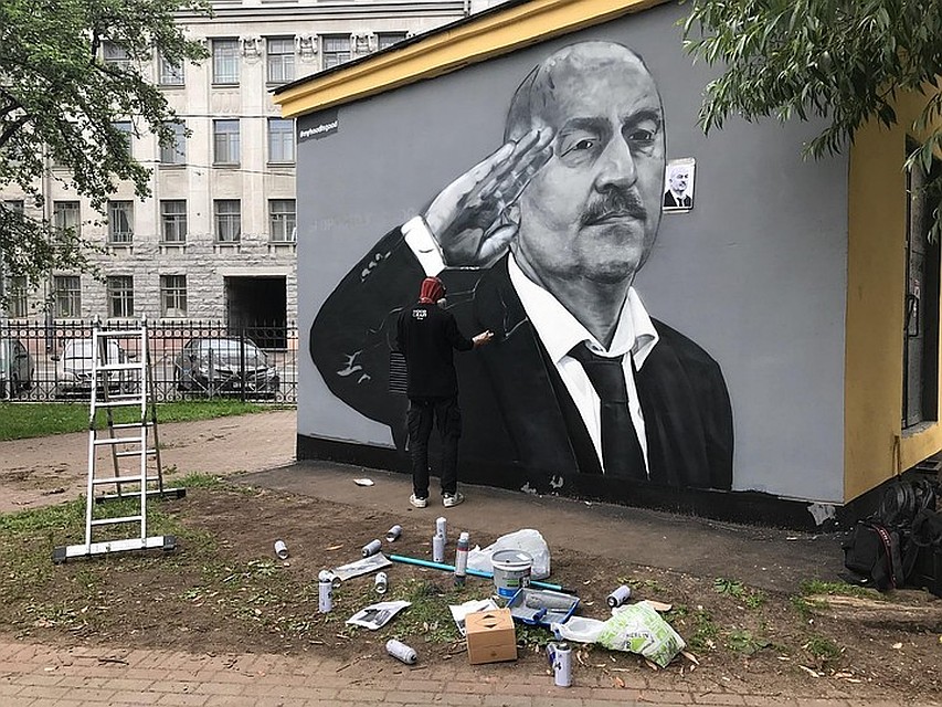 По мнению жалобщика, новый портрет тренера выглядит коряво