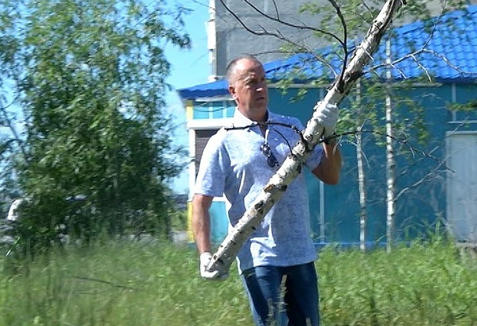 В субботнике принял участие глава Надымского района Леонид Дяченко Фото: nadymregion.ru