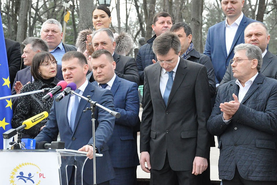 Если и можно подпевать похоронному маршу, то у либералов это прекрасно получится