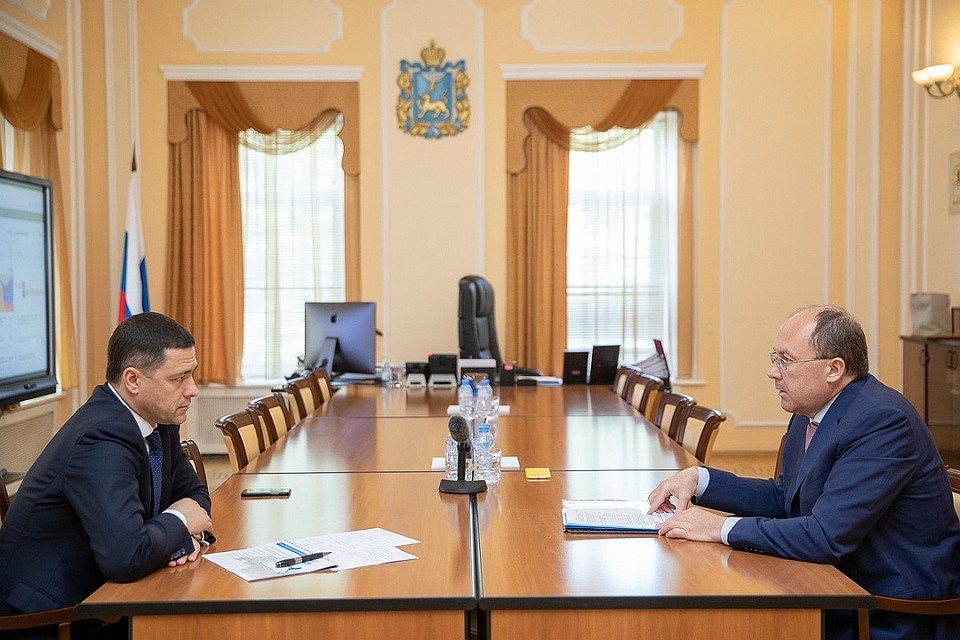 Глава Ростуризма Олег Сафронов встретился с врио губернатора Псковской области Михаилом Ведерниковым. Говорили о том, что уже сделано для туристов в регионе, о том, что еще будет создано.