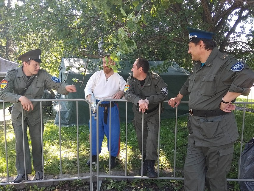 Казаки оберегают лагерь паломников, но тех пока что меньше, чем охраны