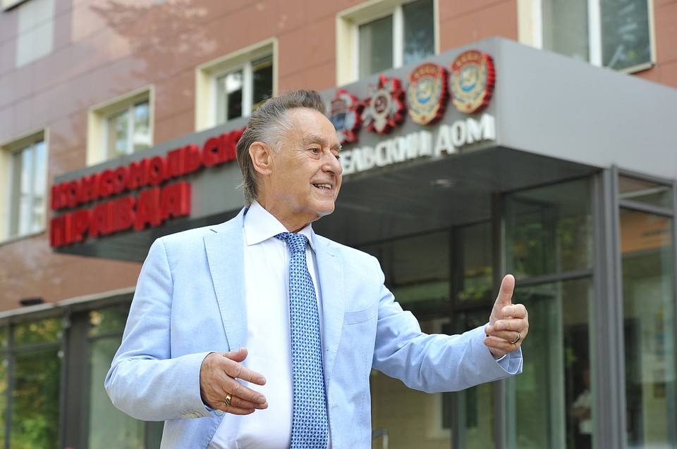 Поэт Андрей Дементьев.